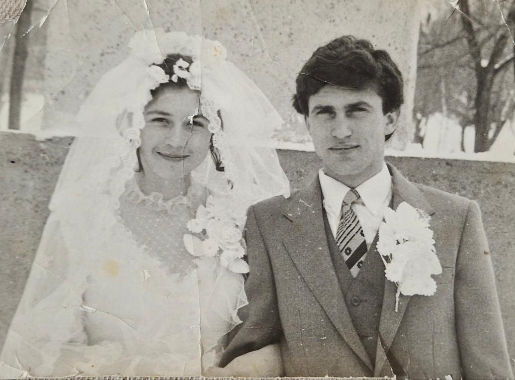 Nuntă rurală în fața Monumentului Eroilor – Dubăsarii Vechi (1986)