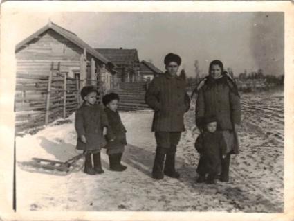 Familia Ghieșu în deportare – fotografie din Siberia (1956–1957)